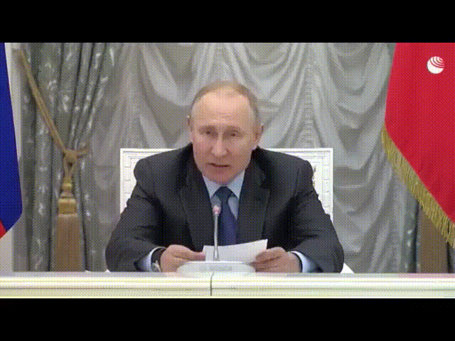Путин_подписывает_нужный_закон