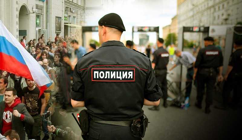 Полиция призвала разойтись собравшихся на несогласованную акцию в Москве