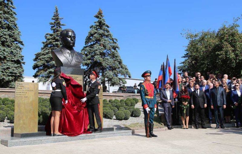В ДНР состоялось открытие памятника первому главе республики Захарченко