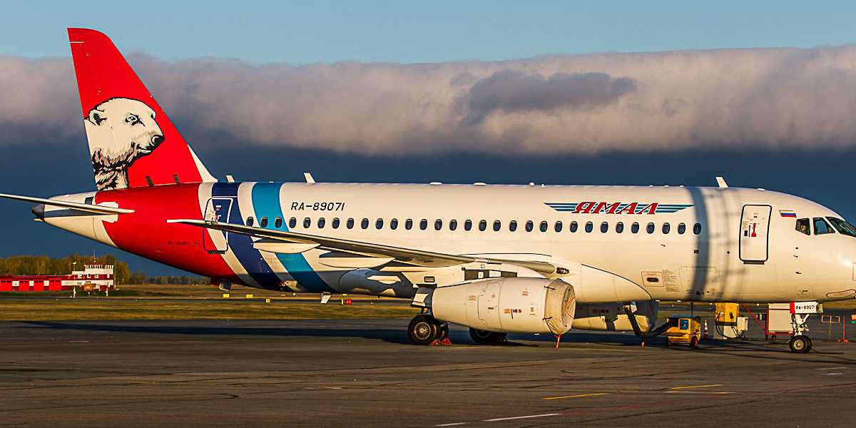 Самолет Sukhoi Superjet 100 совершил экстренную посадку