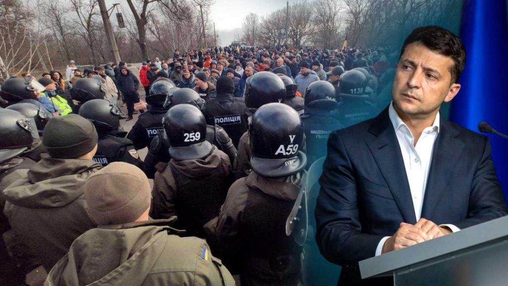 Зеленский заявил, что панику в Новых Санжарах при размещении эвакуированных из КНР сеяли сознательно