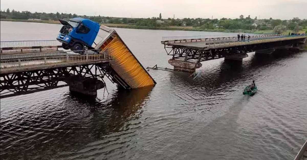 Обрушение моста с желто-голубыми перилами на Украине