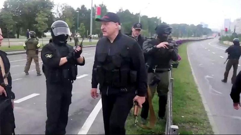 Лукашенко с оружием возле Дворца Независимости