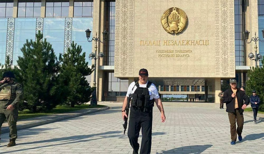 Лукашенко вновь засняли у резиденции с автоматом в руках