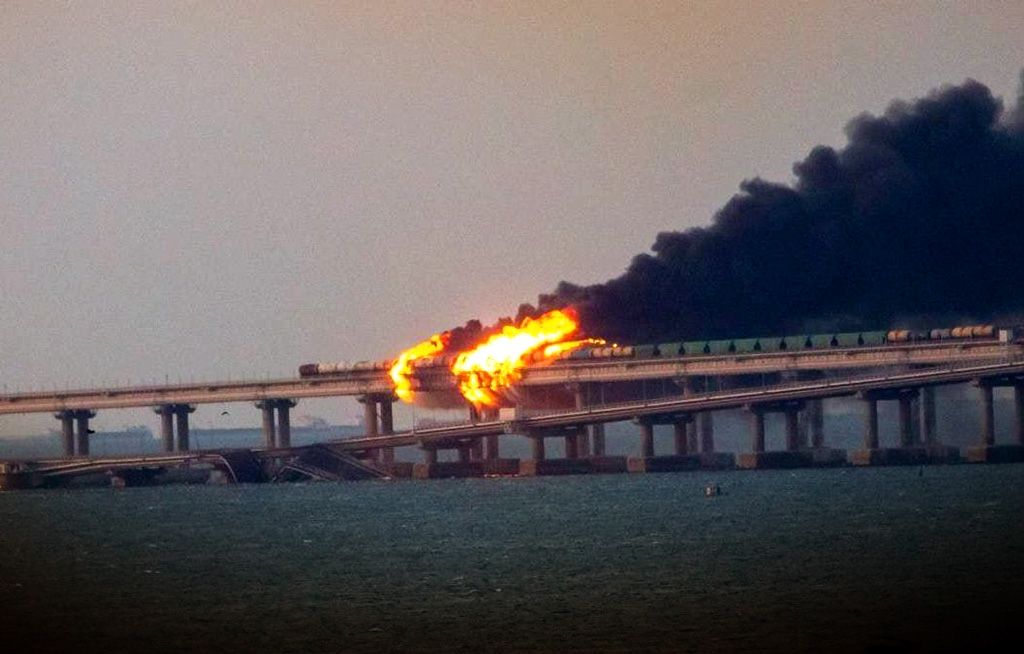 Часть пролета Крымского моста для движения автомобилей рухнула, горит ж/д цистерна