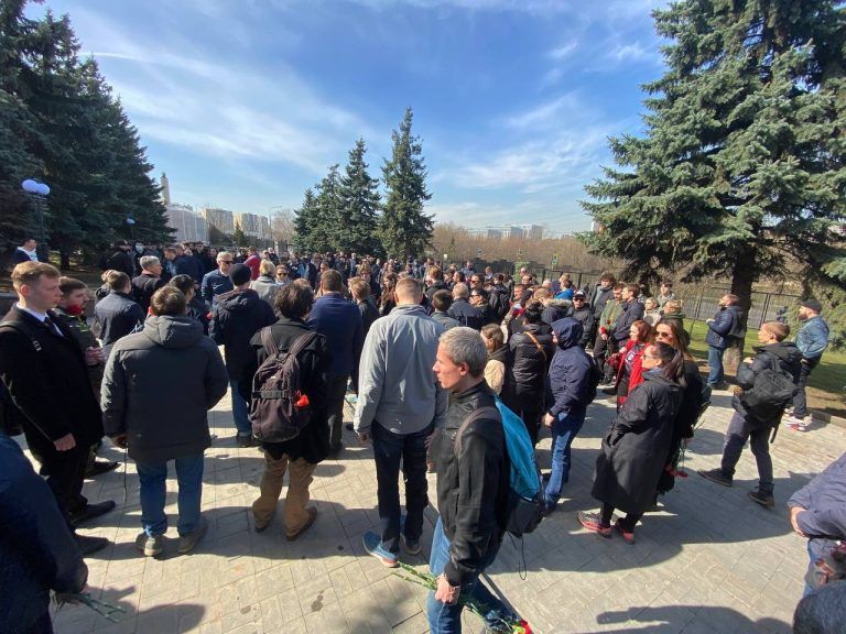 Проститься с военкором Владленом Татарским пришли сотни людей