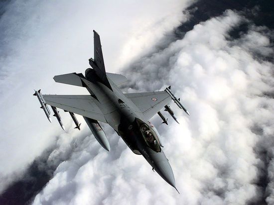 сколько надо учиться летать на F-16